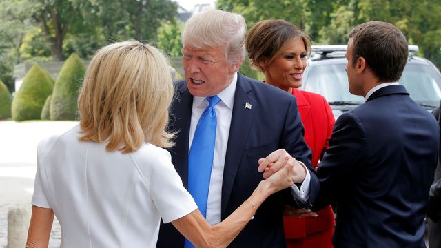 F2   Le beau miroir qui lui fait face   Sans Compter que Monsieur et Madame TRUMP