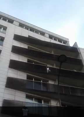 F1   Un enfant suspendu dans le vide   au balcon du quatrieme etage
