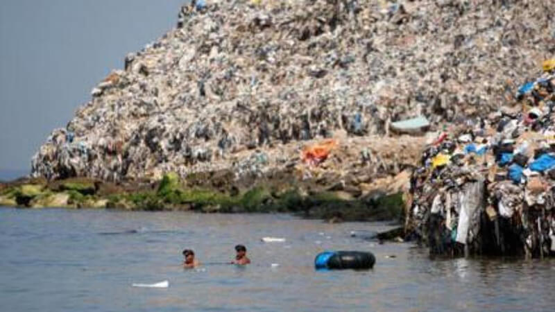 F5   Une Montagne d Ordures qui surgit de la Mer     Pour le bonheur   des baigneurs